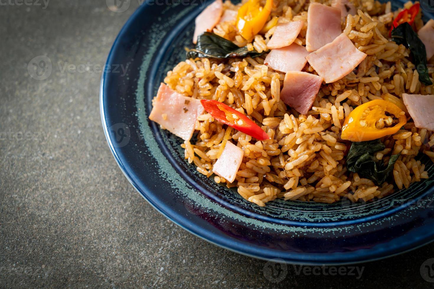 Riz sauté au jambon aux herbes et épices photo