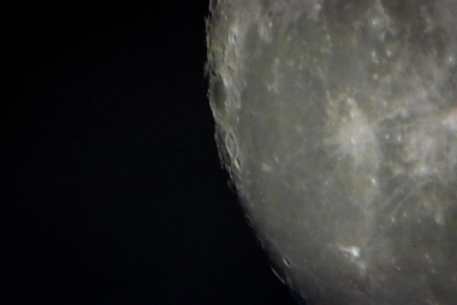 lune par télescope dans noir ciel photo