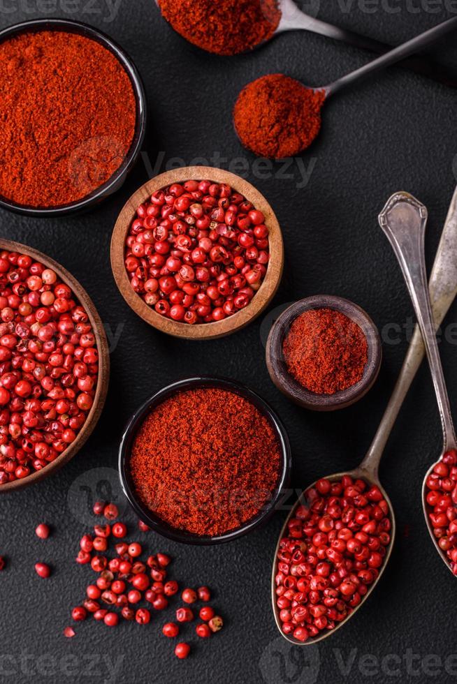 pimenter fumé paprika dans le forme de poudre dans boules et cuillères photo