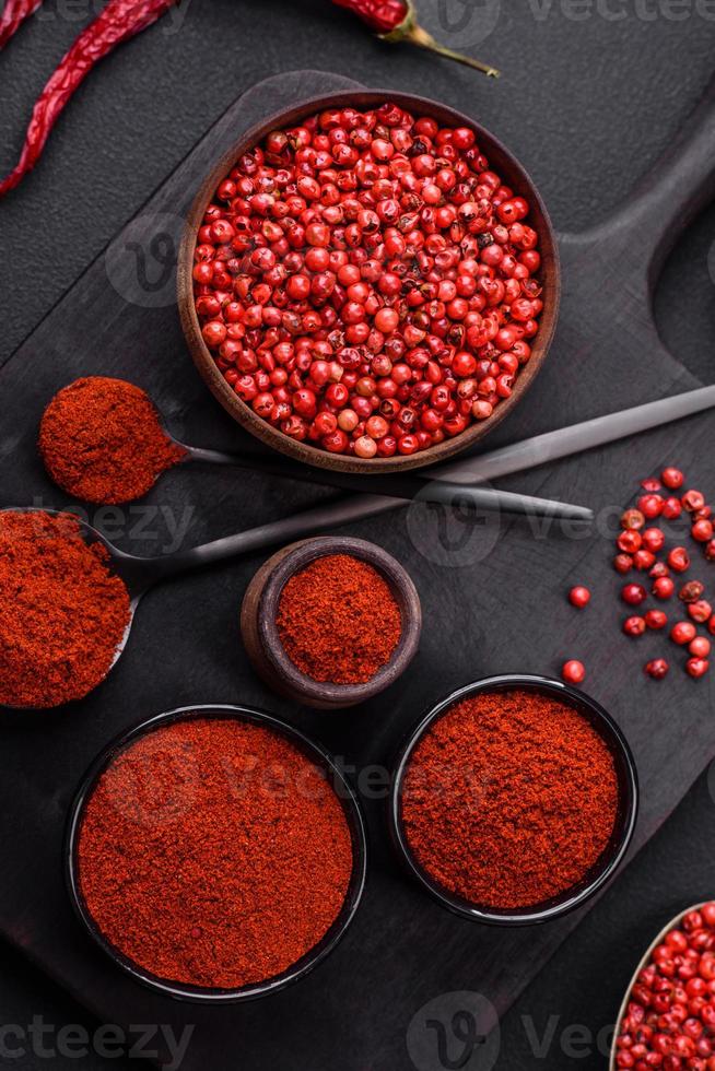 pimenter fumé paprika dans le forme de poudre dans boules et cuillères photo