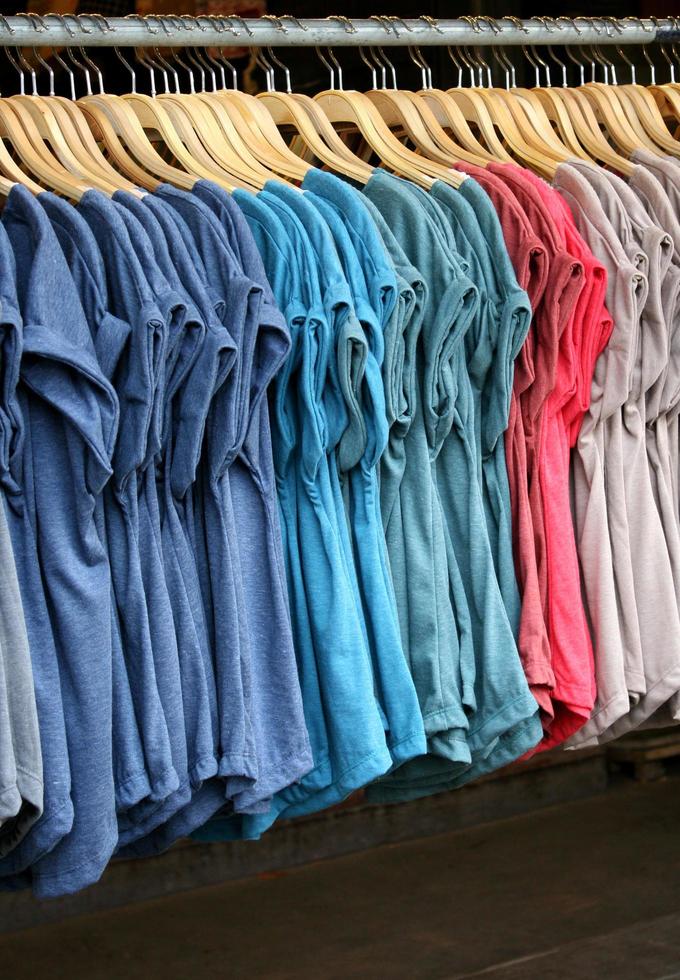 chemises colorées sur cintres photo