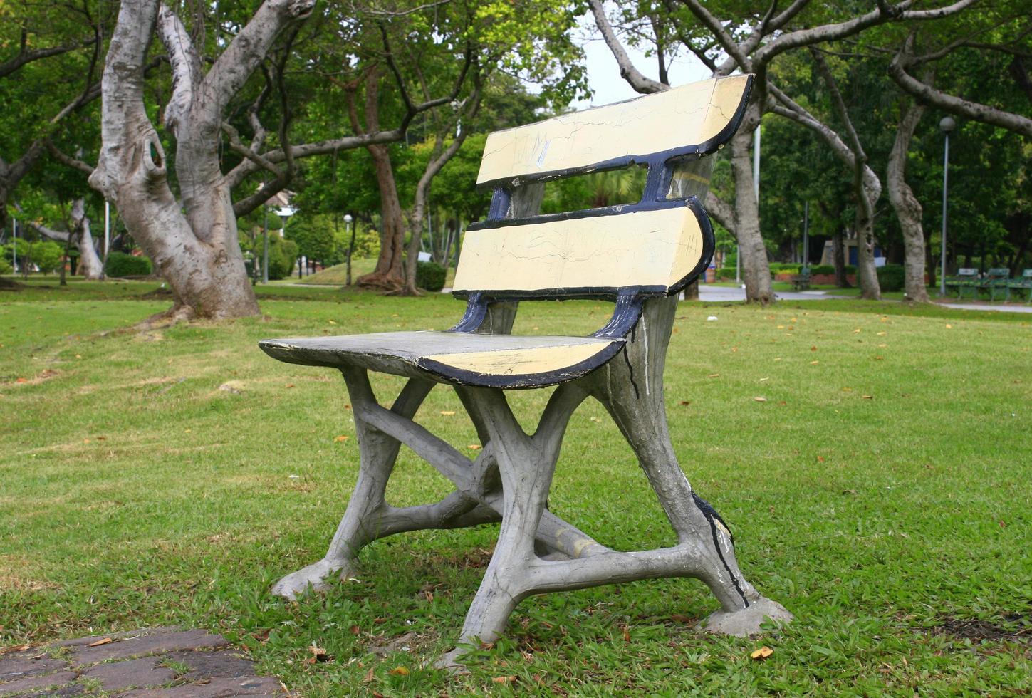 vieux banc jaune photo