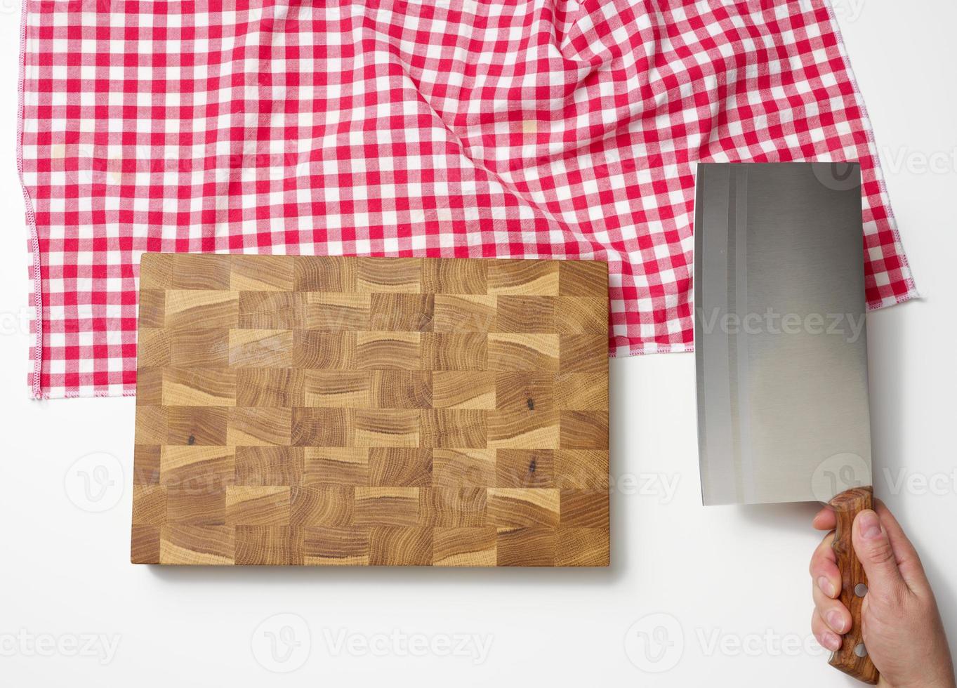 vide en bois Coupe planche et femelle main en portant une grand tranchant cuisine couteau pour Coupe Viande sur une blanc Contexte photo