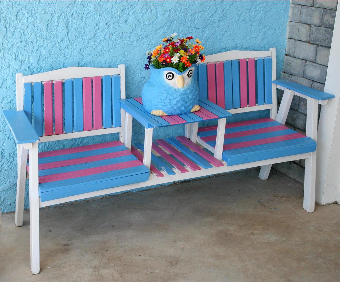 chaises et jardinière d'extérieur colorées photo