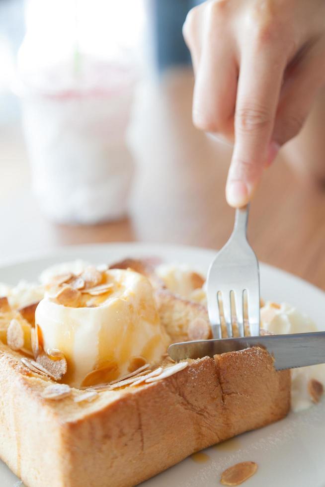 mains coupant un gâteau photo