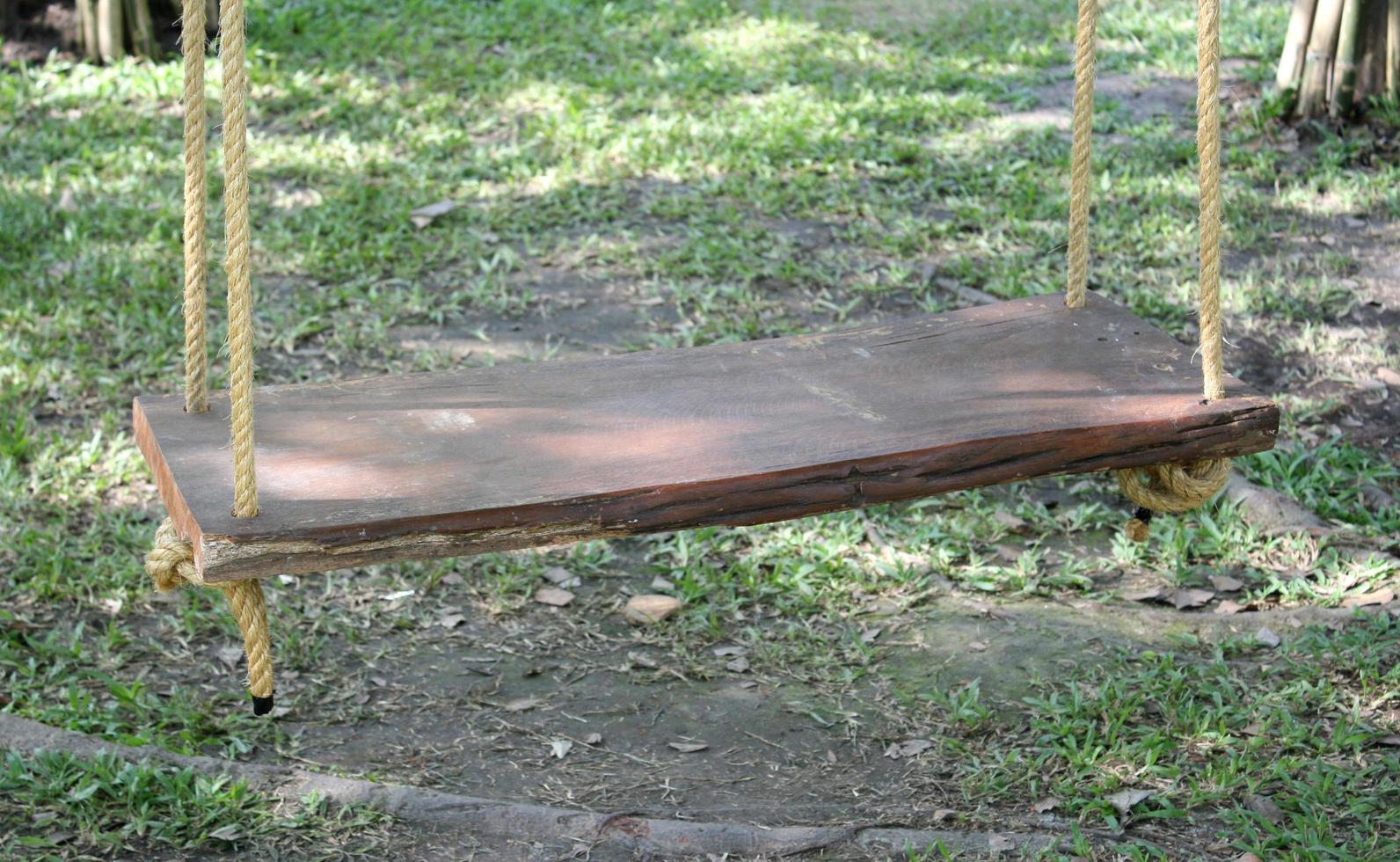 vieille balançoire en bois photo
