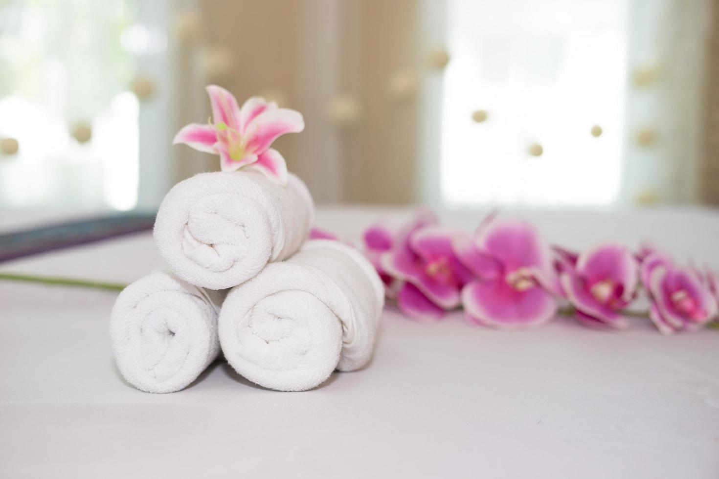 Belle orchidée rose sur une serviette blanche dans un salon spa photo