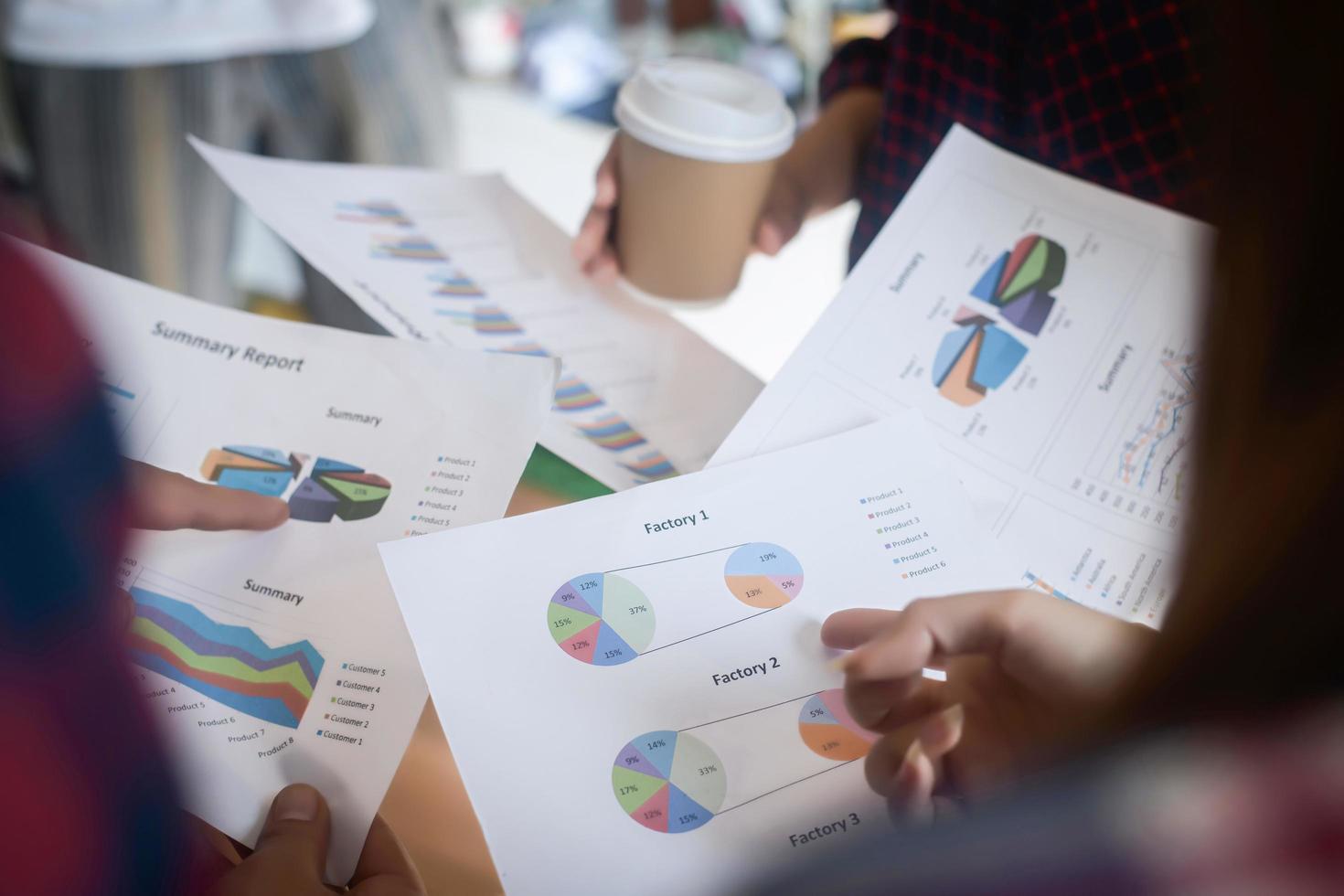 Collègues d'affaires discutant de la planification de projet au bureau photo