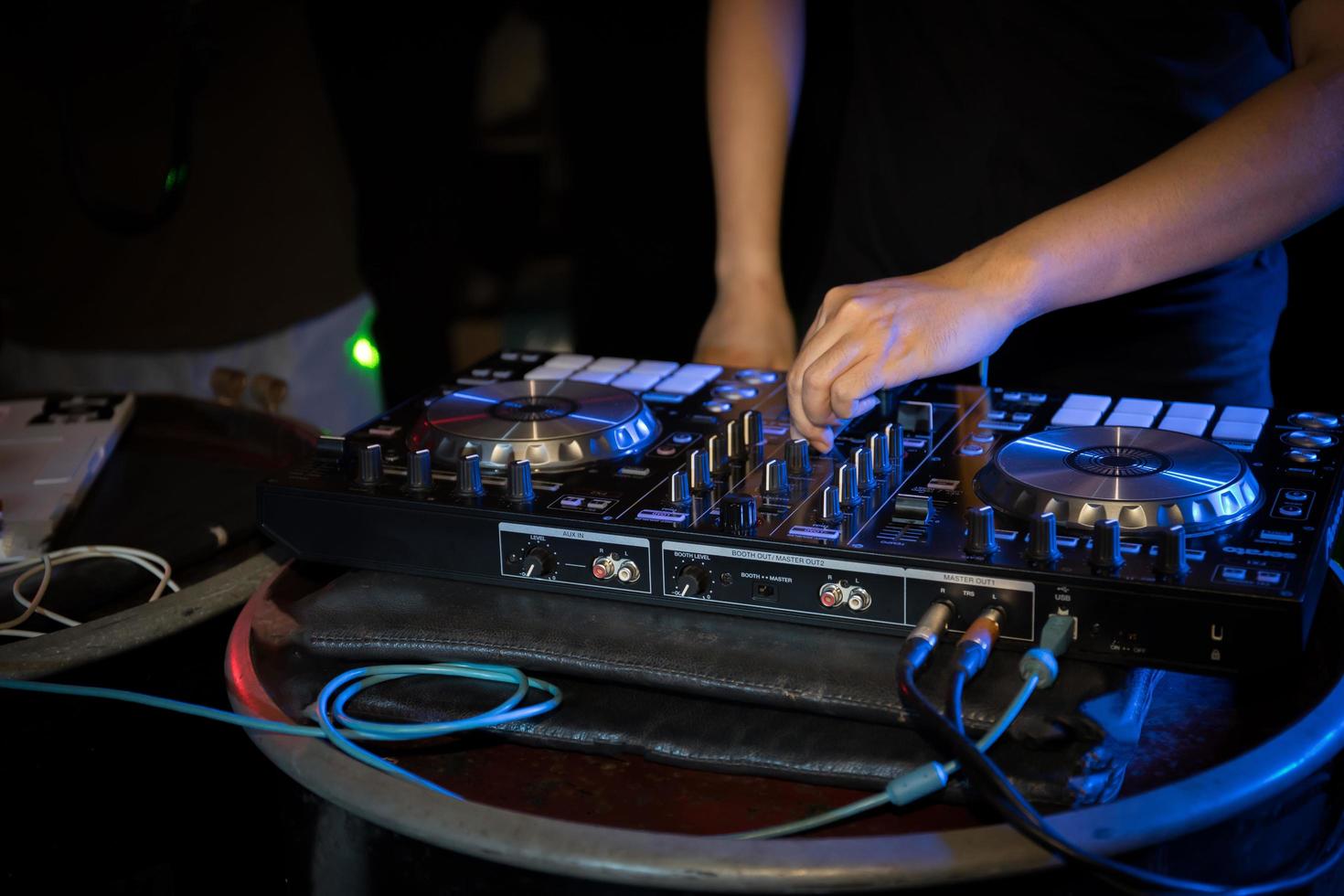 DJ jouant de la musique de platine à la soirée dans un club photo