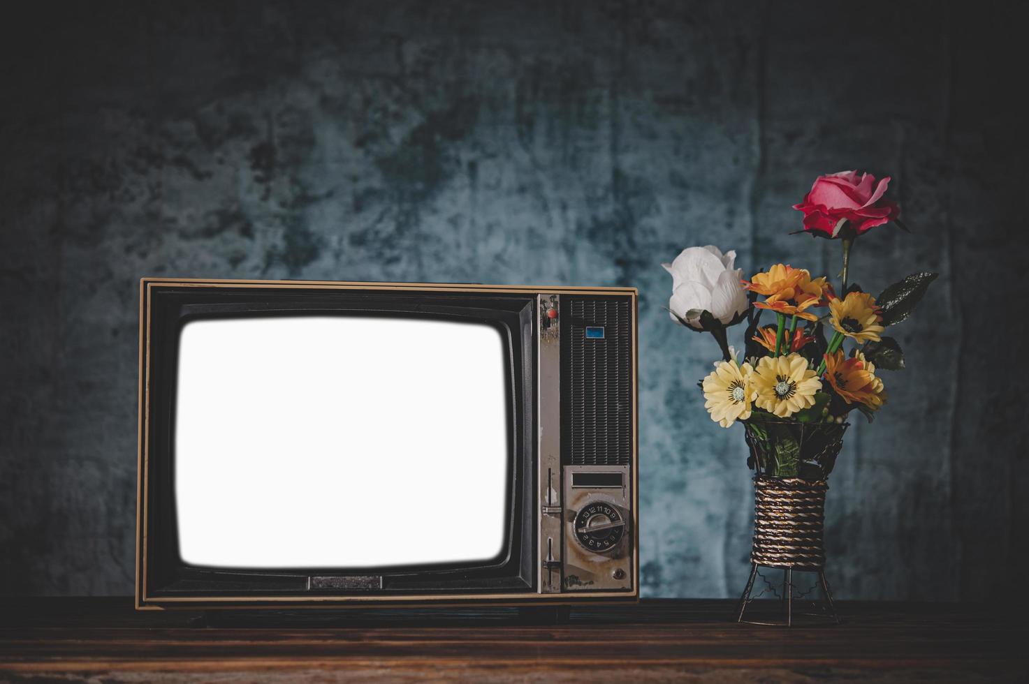 Old retro tv encore la vie avec des vases à fleurs photo