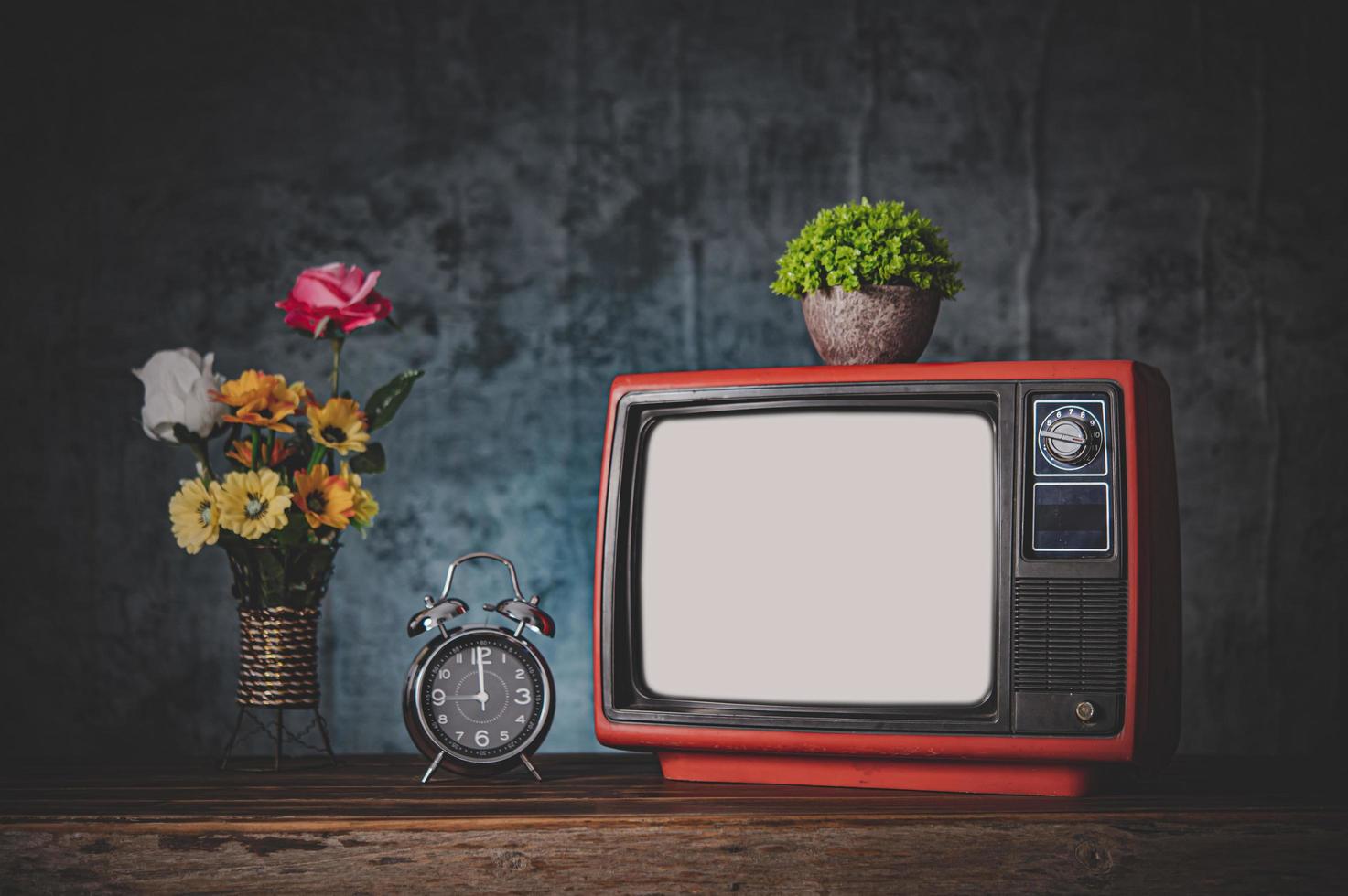 Old retro tv still life avec horloges et vases à fleurs photo