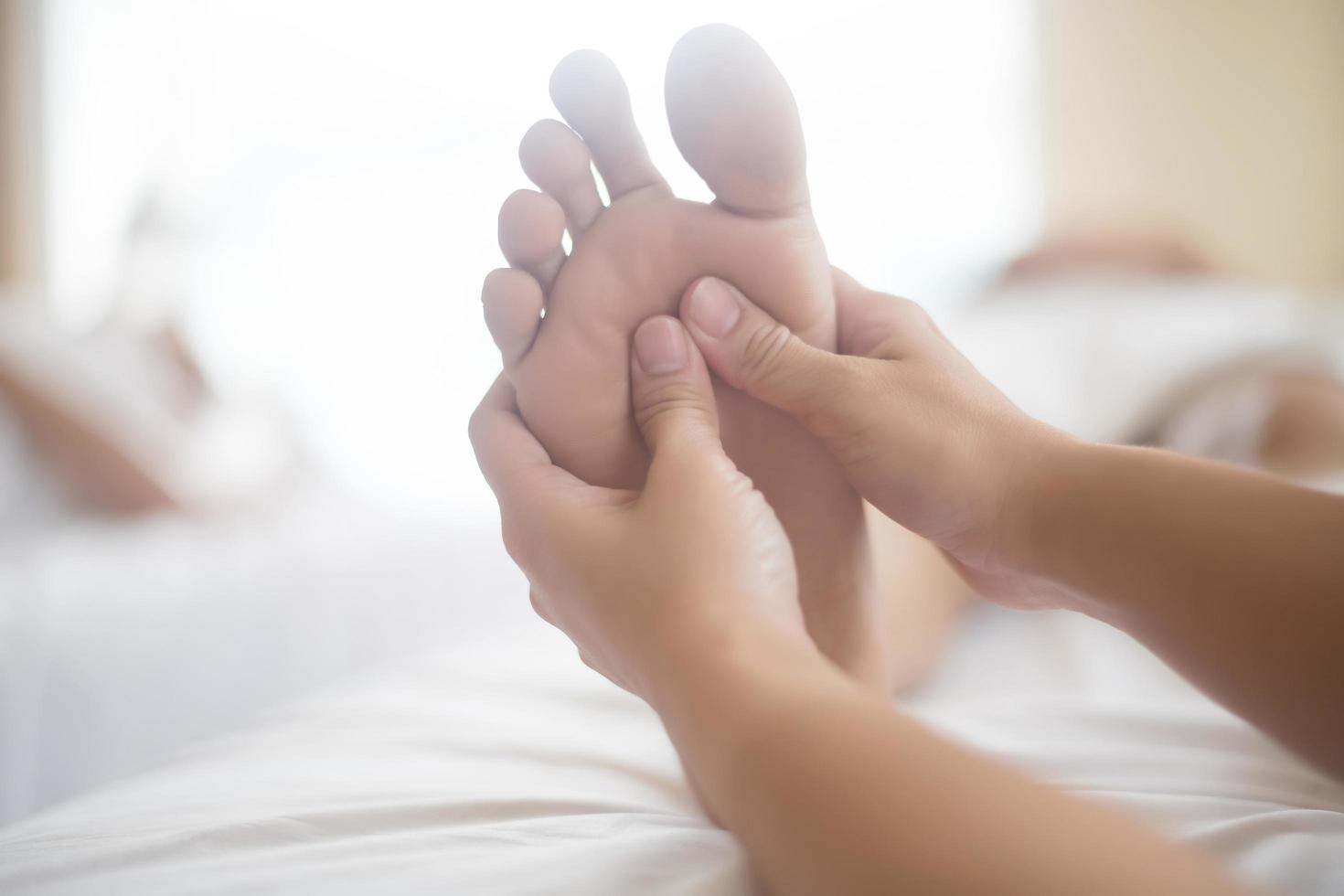 femme ayant un massage des pieds dans un salon de beauté photo