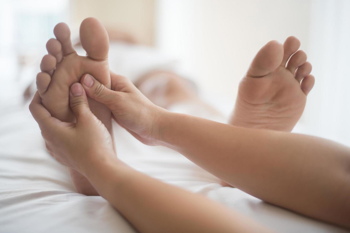 femme ayant un massage des pieds dans un salon de beauté photo