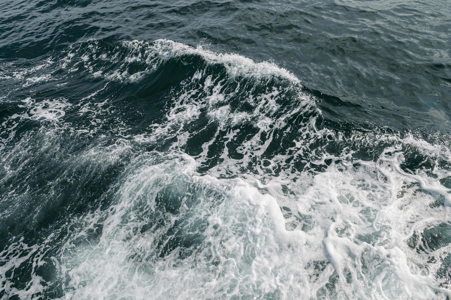 vagues de l'océan causées par les bateaux photo