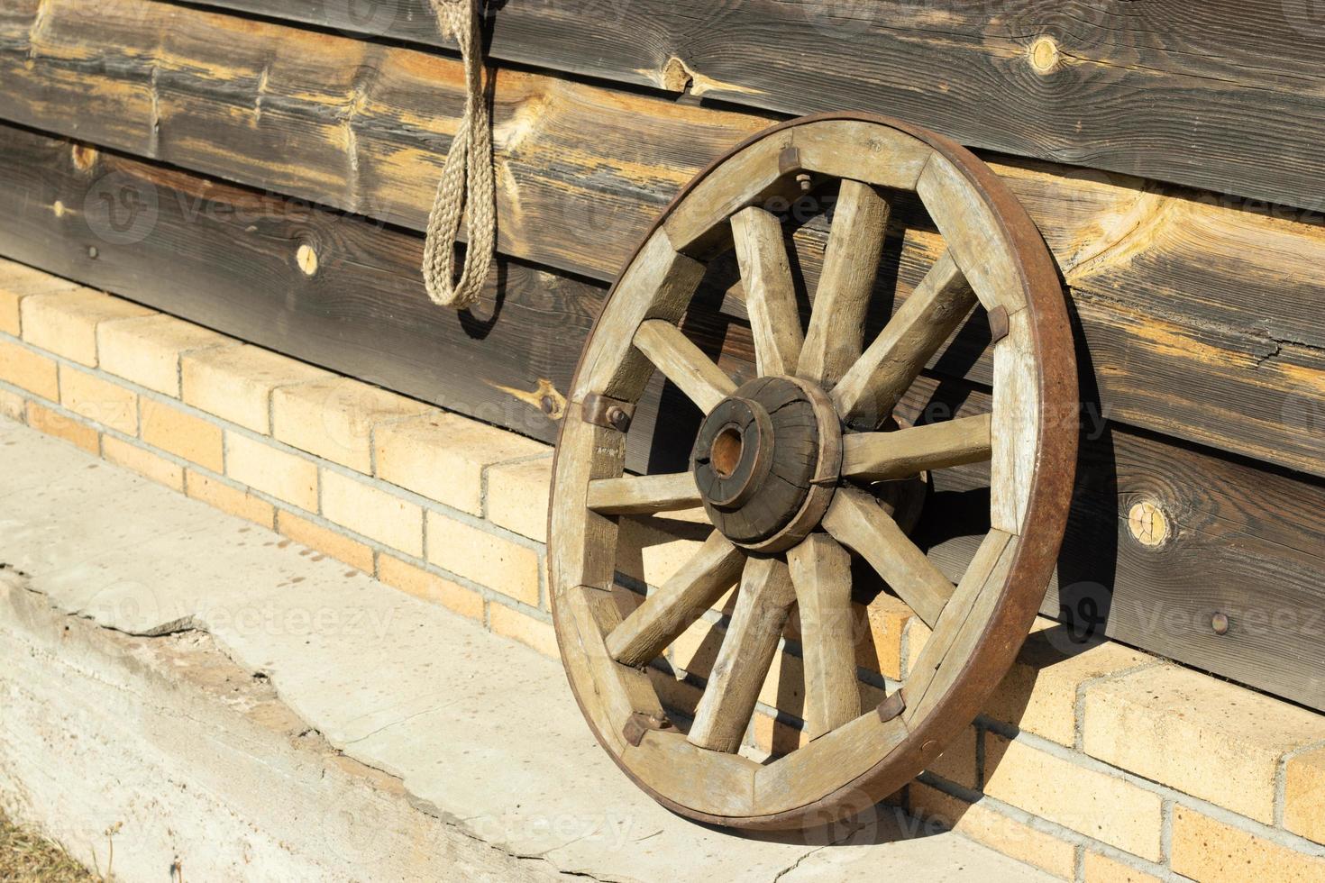 vieux en bois roue de une char avec copie espace photo