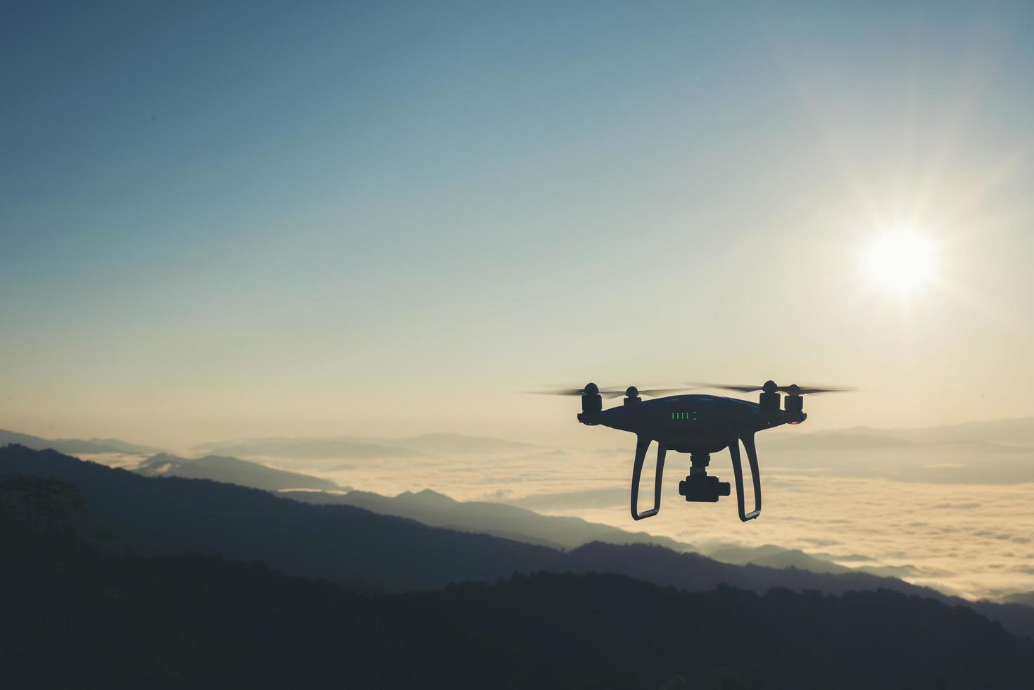 drone volant au coucher du soleil photo