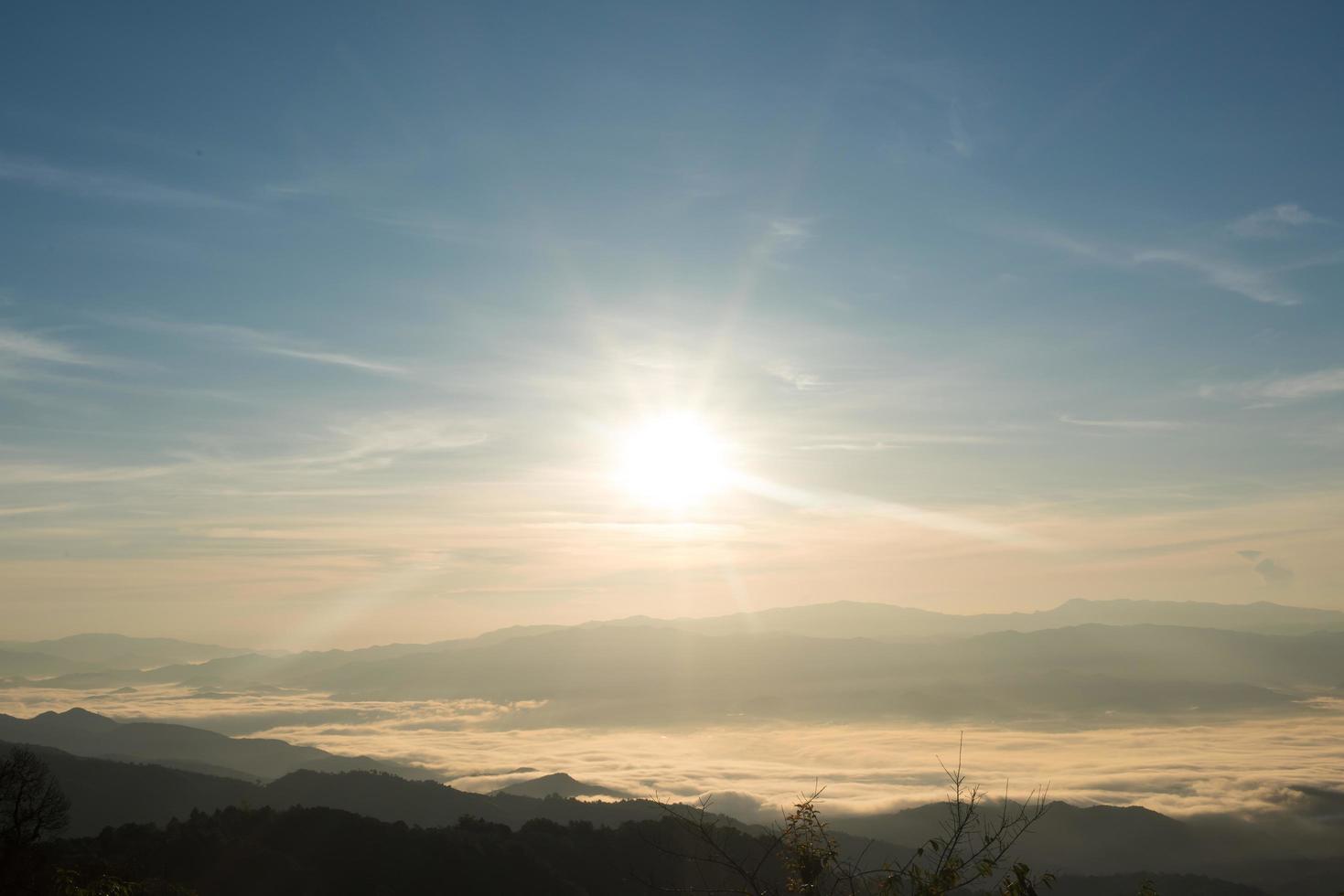 brouillard et lever du soleil dans la montagne photo