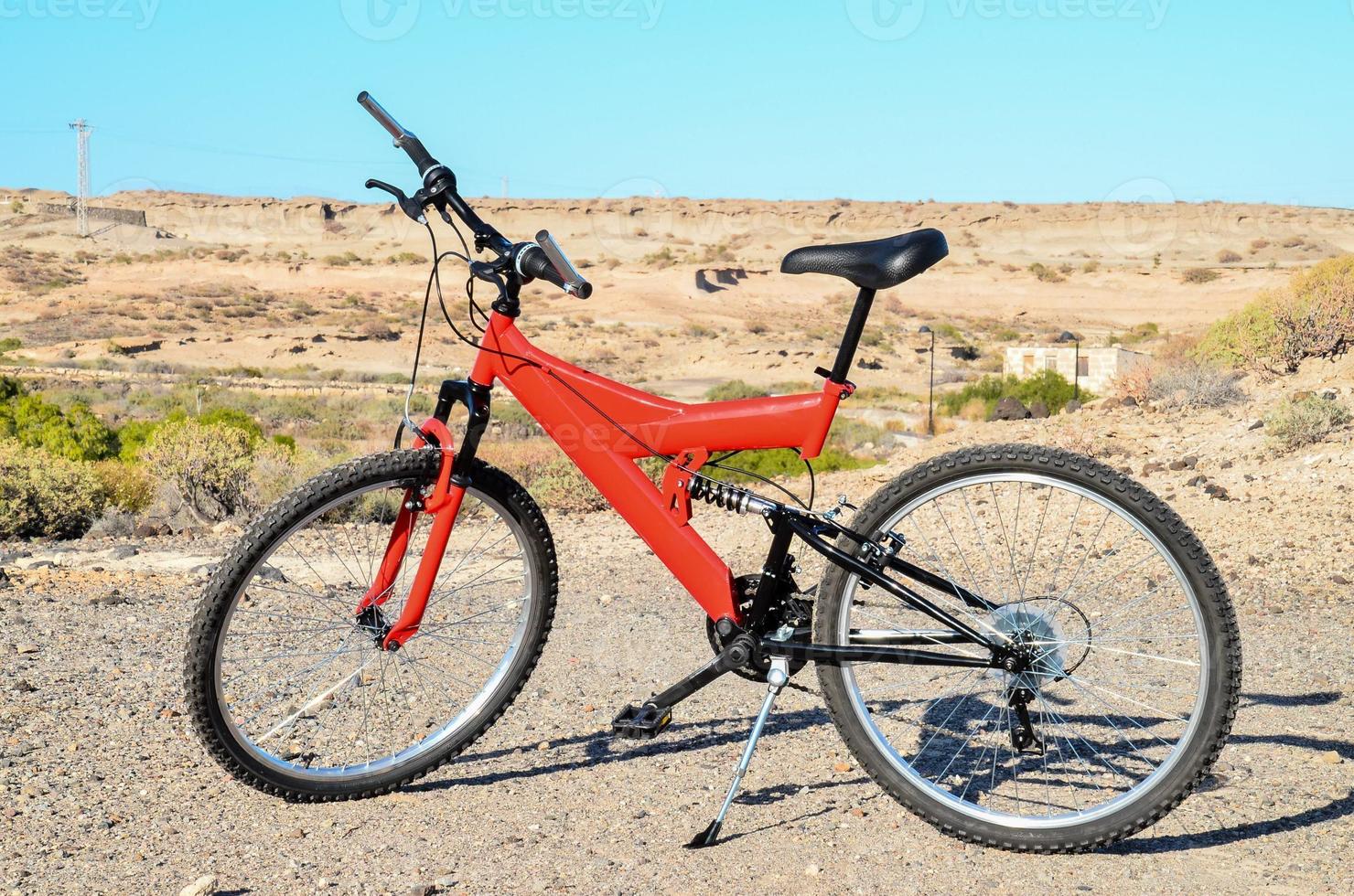 rouge bicyclette dans le désert photo