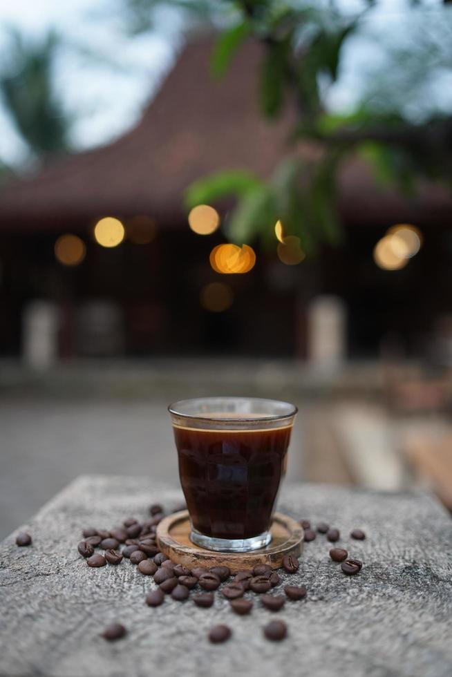 une verre de chaud noir café est prêt à être apprécié dans le après midi photo