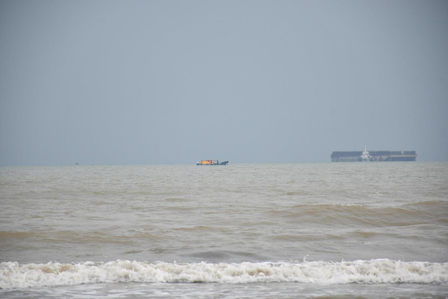 traditionnel pêche bateaux sont traversée le littoral photo