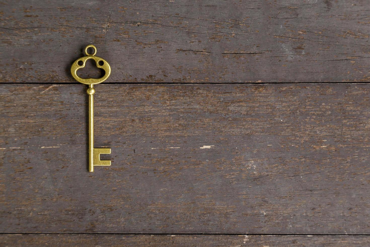 vieux clé ancien sur en bois Contexte avec espace photo