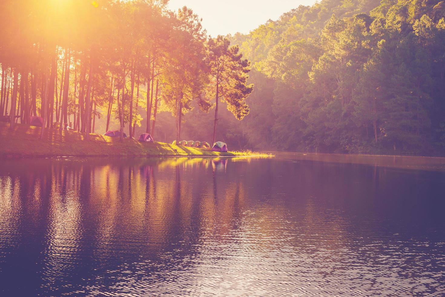 étang l'eau et lever du soleil avec ancien effet. photo