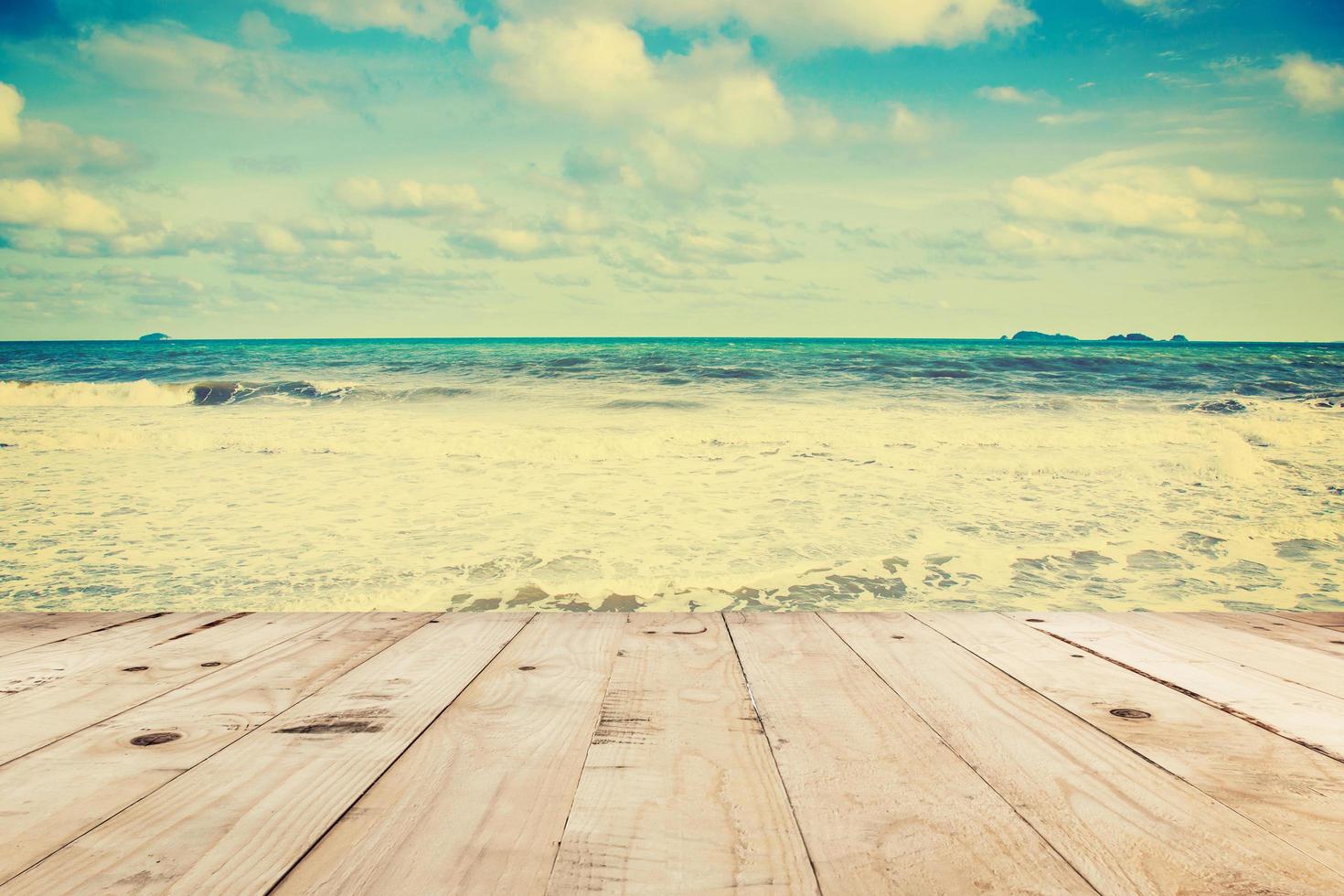 bois table et plage mer et des nuages dans été avec ancien Ton. photo