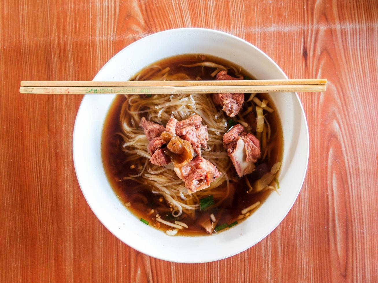 thaïlandais nouille soupe avec Viande sur bois table photo
