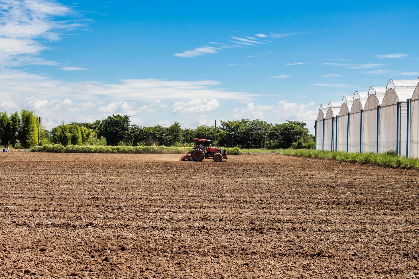 tracteur travail dans champ agriculture. photo