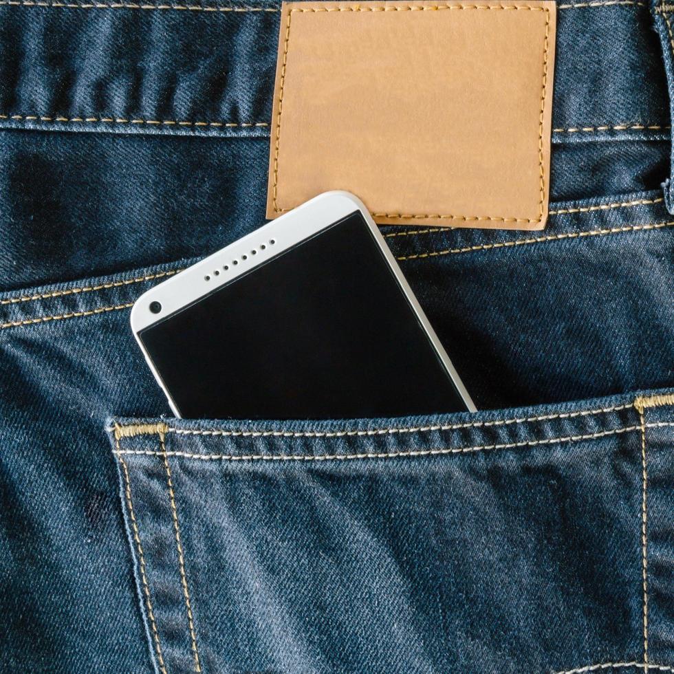 bleu denim jeans poche avec mobile téléphone. photo