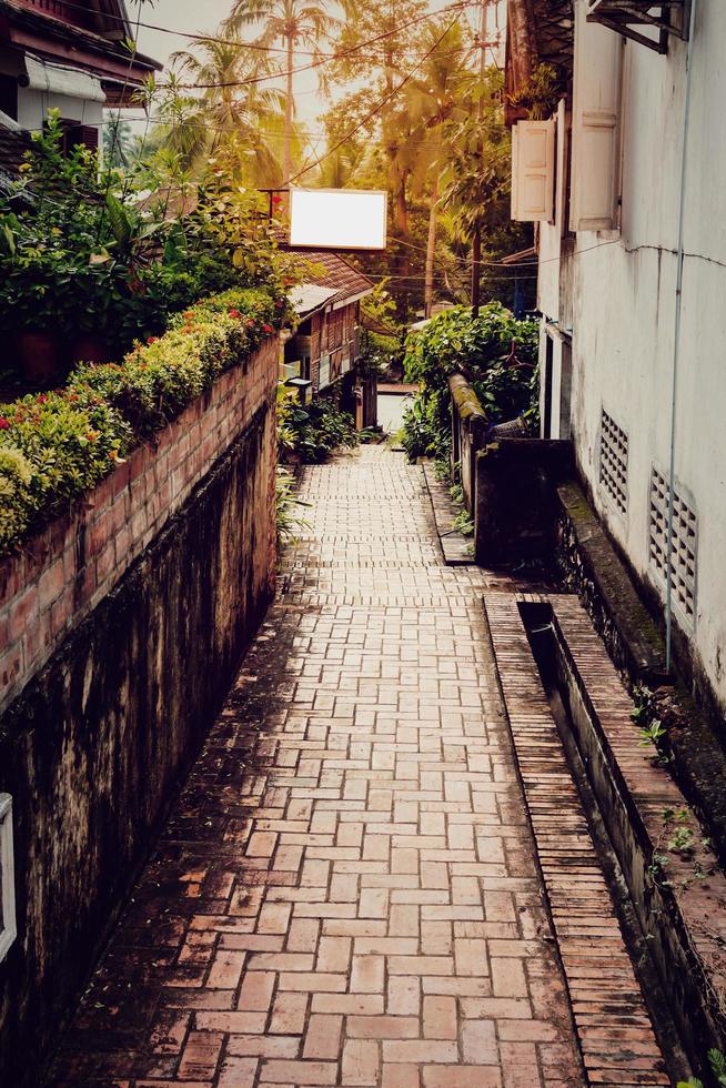 ruelle avec lumière du soleil dans Luang prabang, Laos. photo