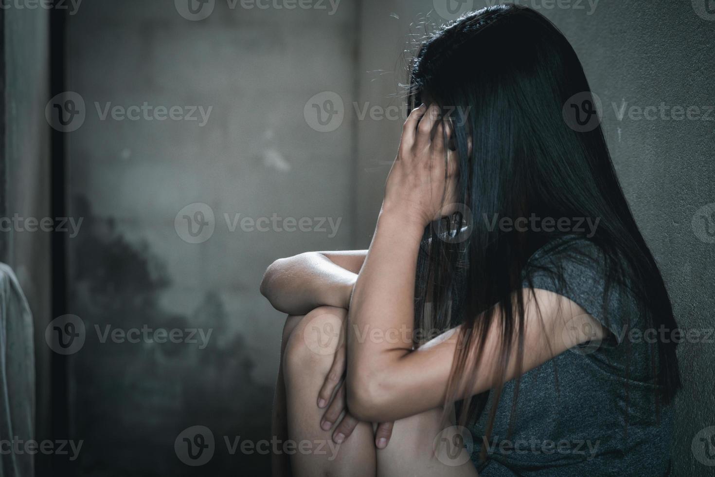 Jeune déprimé femme, national et râpé violence, battu et violé séance dans le coin, copie espace. international aux femmes journée photo