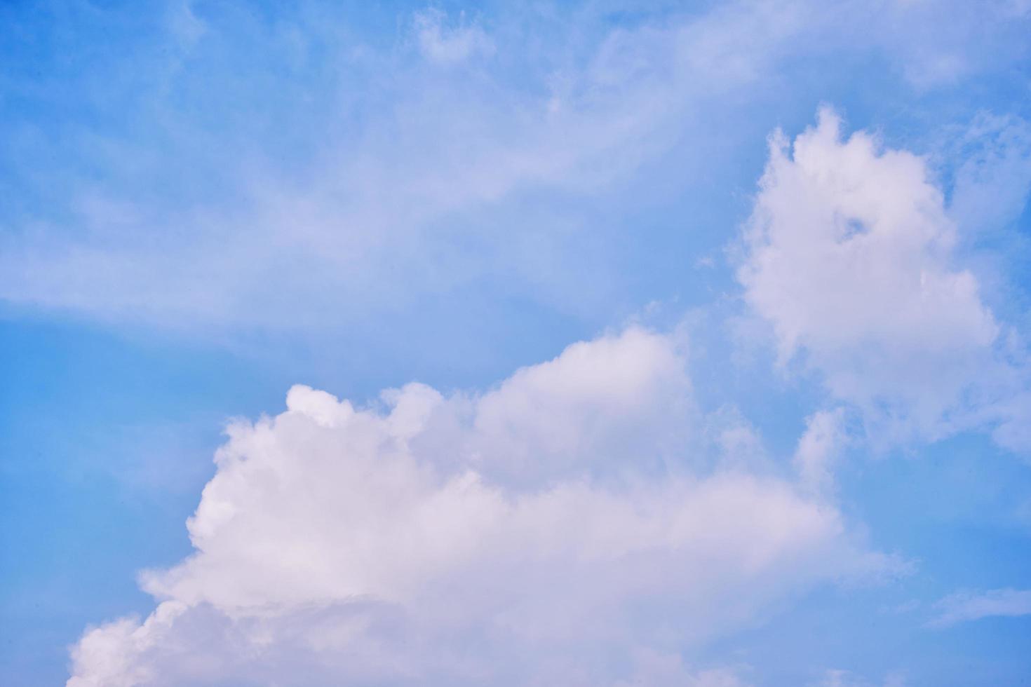 étourdissant ciel paysage. majestueux des nuages de le journée photo