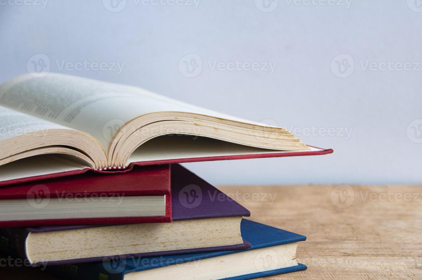 livres sur en bois table avec personnalisable espace pour texte ou idées. copie espace et éducation concept. photo