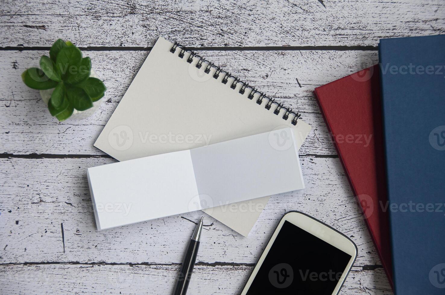 Haut vue de bloc-notes avec personnalisable espace pour texte ou message. copie espace et message concept. photo