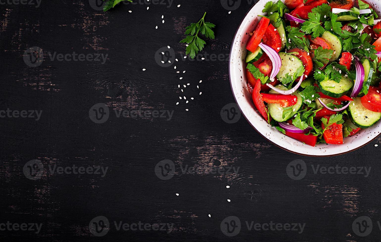 tomate et concombre salade avec rouge oignon, paprika, noir poivre et persil. végétalien aliments. régime menu. Haut voir. plat allonger photo