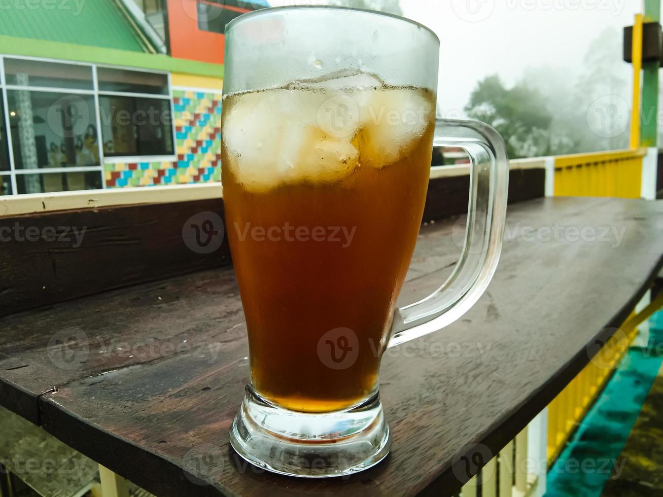 une verre de sucré glacé thé photo