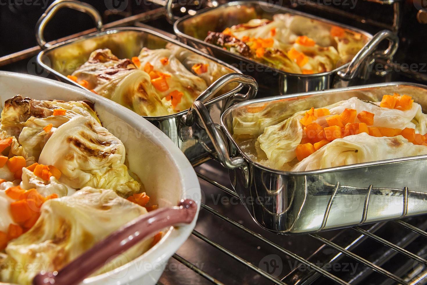 chou Rouleaux avec saumon, carottes et sauce sont cuit dans le four. français recette photo