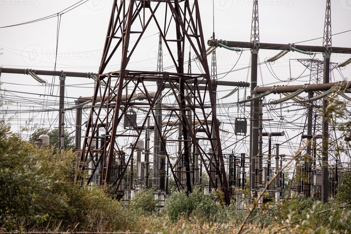 centrale électrique. poste de transport et de distribution haute tension. câbler l'énergie électrique. photo