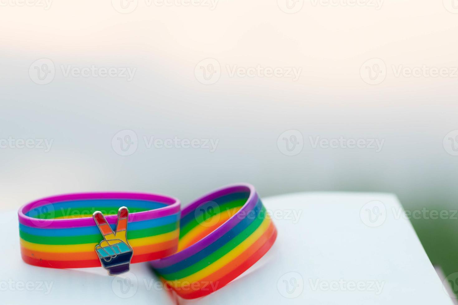 arc en ciel bracelet est symbole pour lgbtq ou lgbtqia groupes cette unir à avocat pour droits de lgbtq gens à avoir droits et libertés dans société et utilisation coloré arc en ciel comme symbole de lgbtq photo