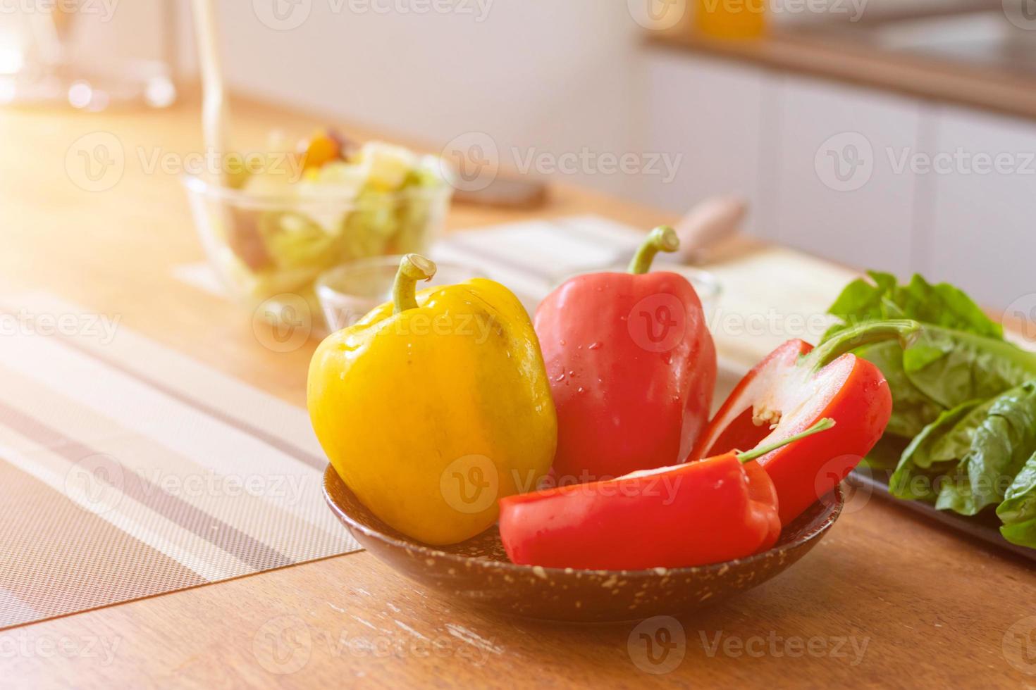 Jeune femme en train de préparer cloche poivre comme une petit déjeuner ingrédient et prêt pour en bonne santé cuisine et sur le table là sont des légumes cette sont en bonne santé biologique ingrédients. en bonne santé nourriture préparation des idées photo