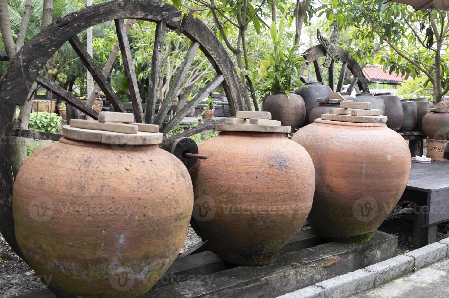 objets symboliques de nombreuses jarres photo