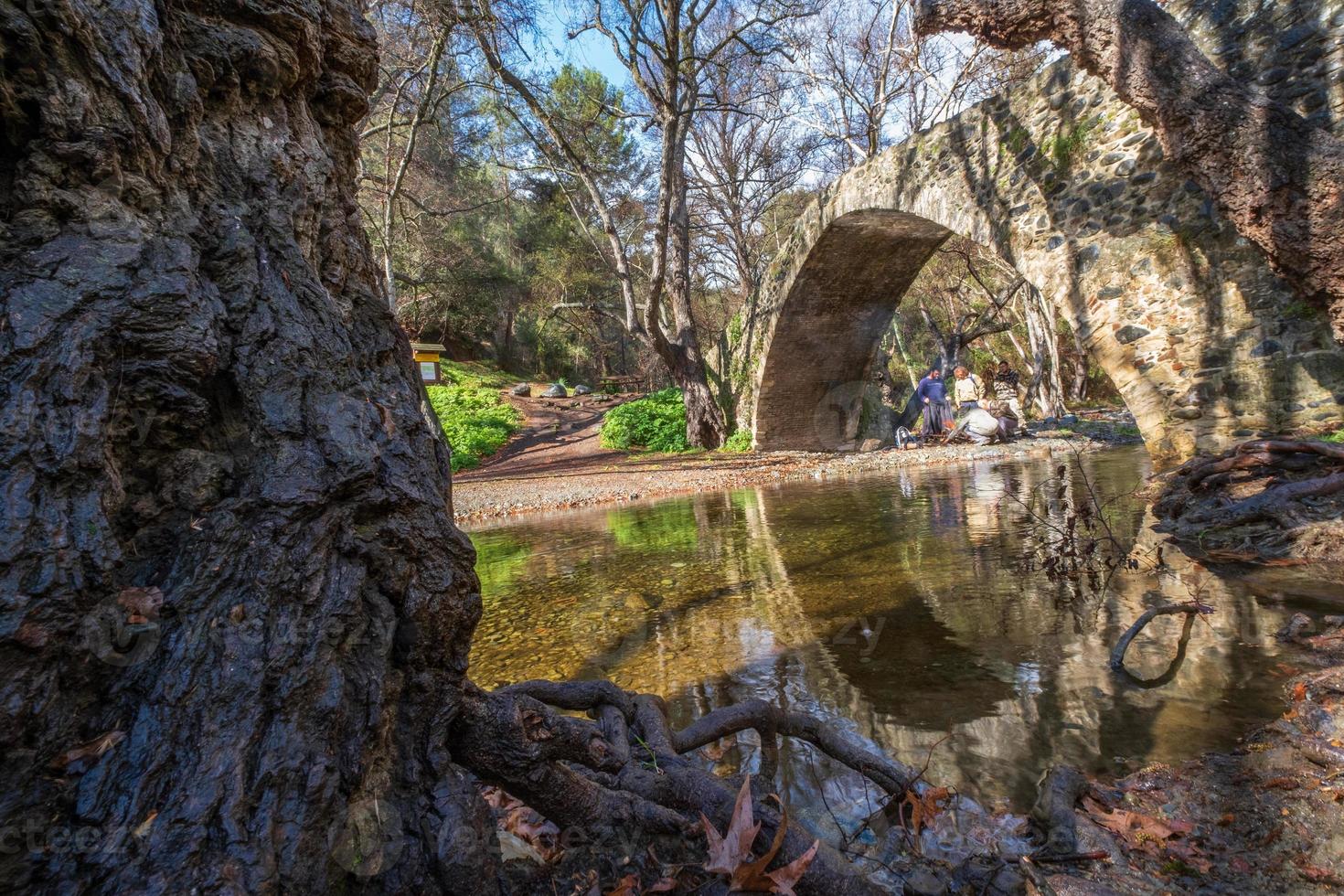 tzelefos pittoresque médiéval pont dans troodos, Chypre photo