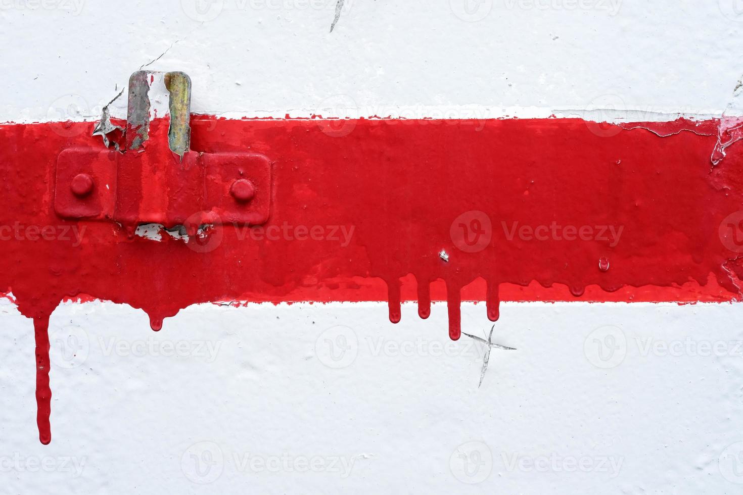 rouillé cintre sur blanc grunge béton mur avec rouge La peinture doubler. photo