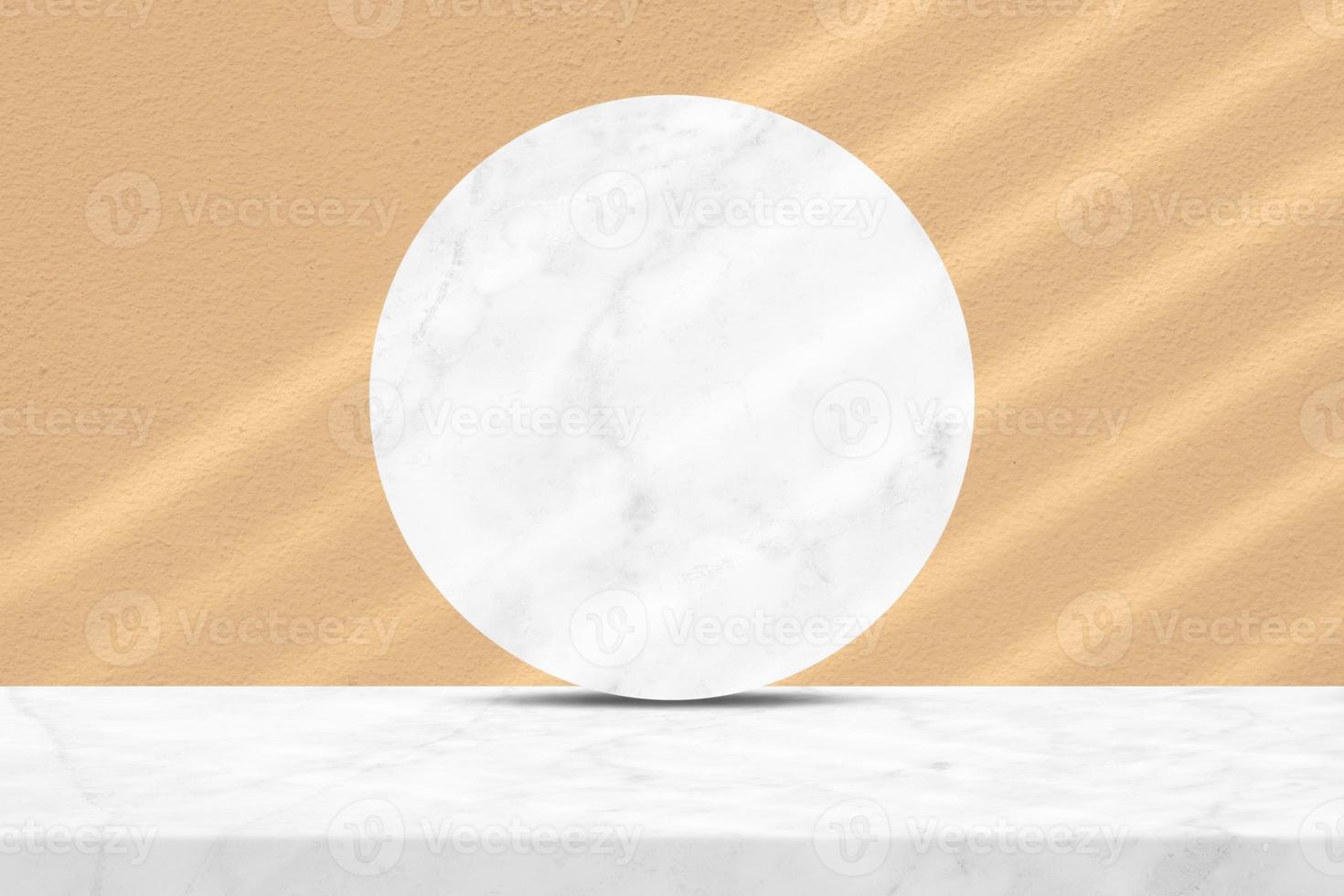 blanc marbre table et cercle marbre cloison avec lumière et faisceau sur courageux sol marron béton mur texture arrière-plan, adapté pour cosmétique produit présentation toile de fond, afficher, et moquer en haut. photo
