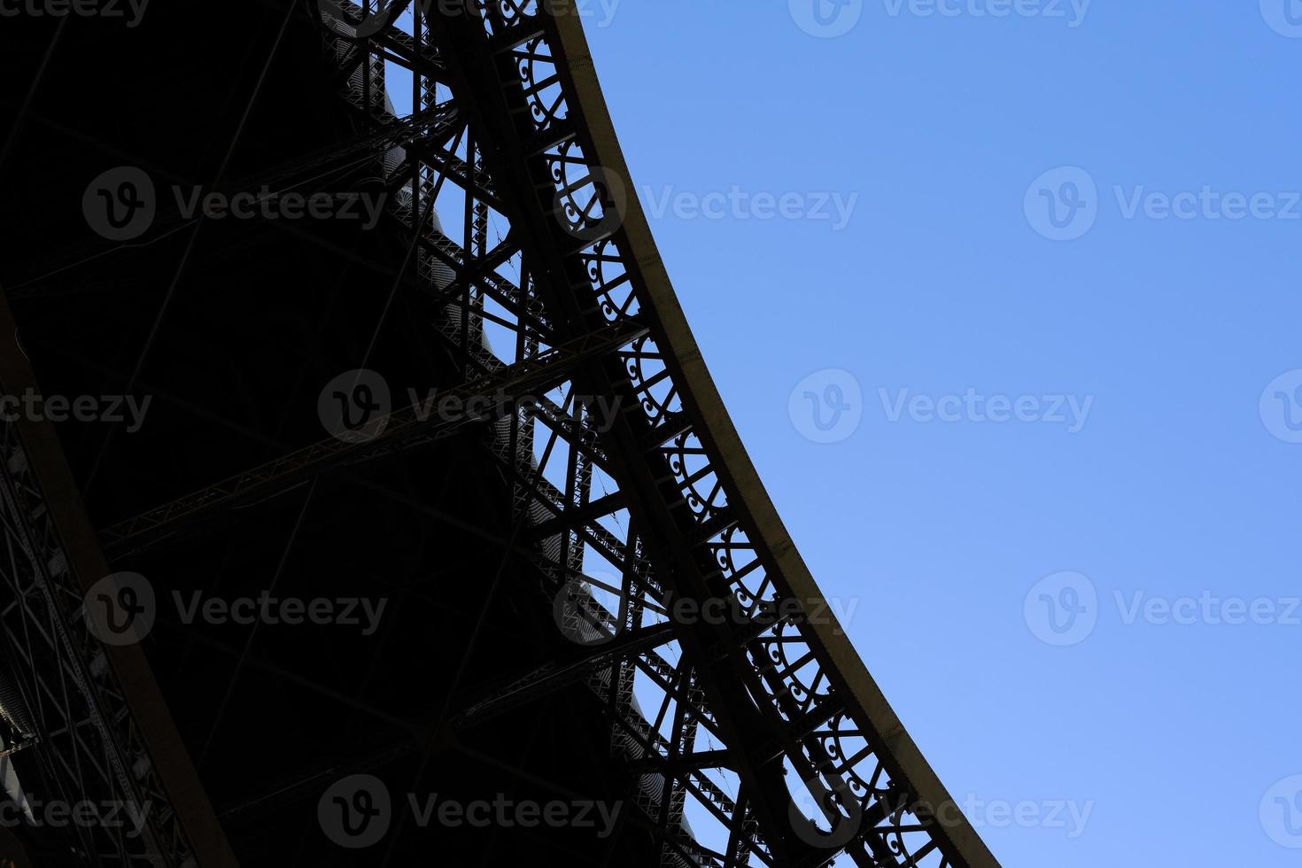 proche en haut courbe de Eiffel la tour avec bleu ciel Contexte. photo