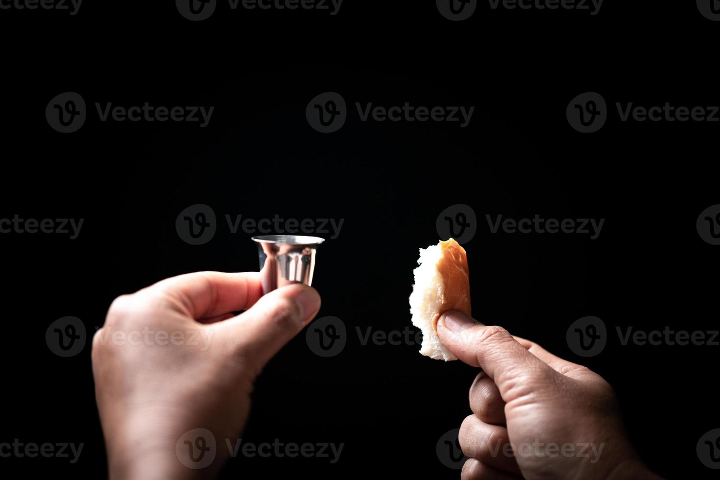 concept d'eucharistie ou de sainte communion du christianisme. l'eucharistie est le sacrement institué par jésus. lors du dernier souper avec les disciples. le pain et le vin sont le corps et le sang de jésus christ des chrétiens. photo