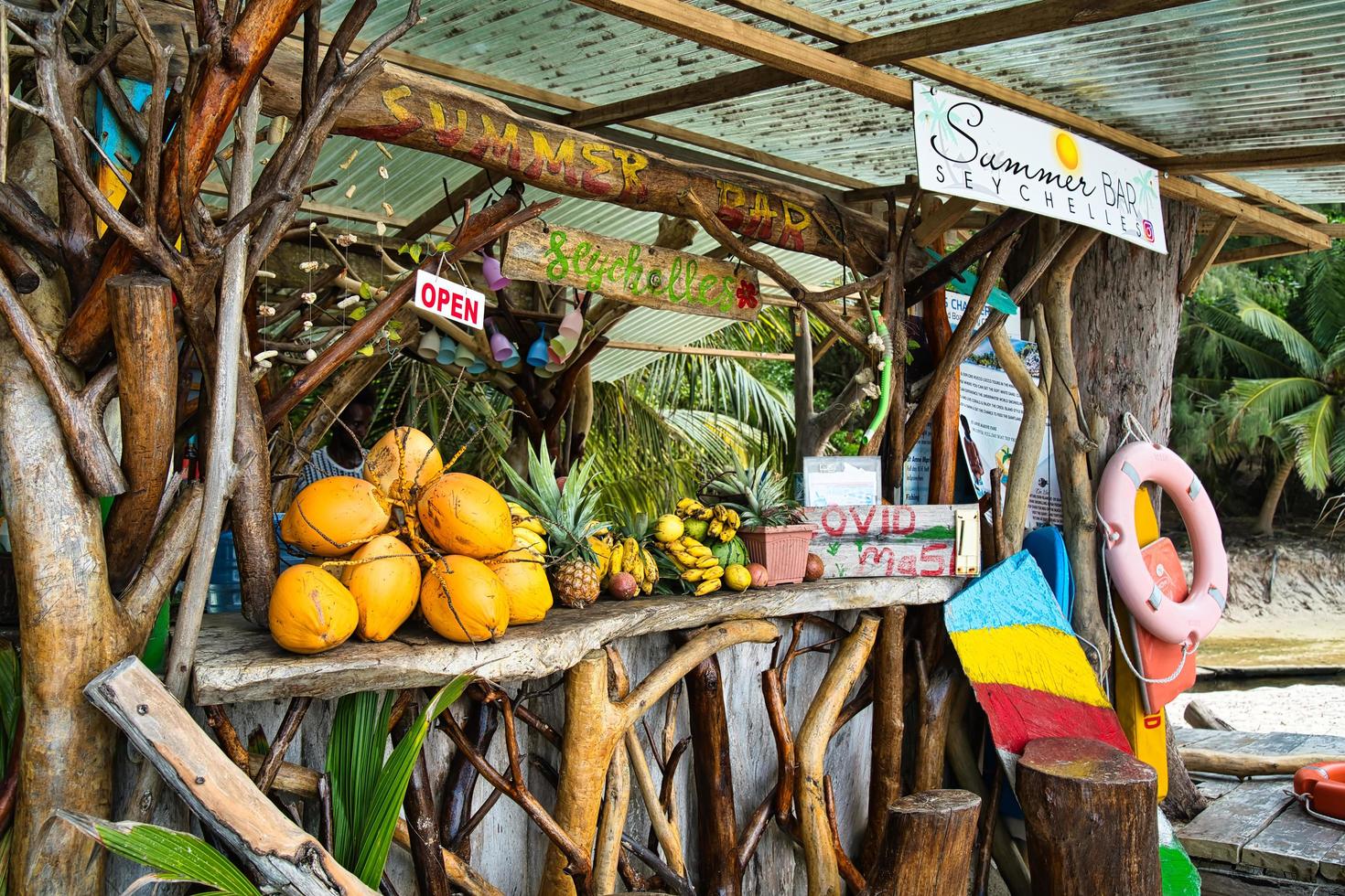 mahe les Seychelles 11.02.2023 petit local plage bar à le l'intendance plage photo