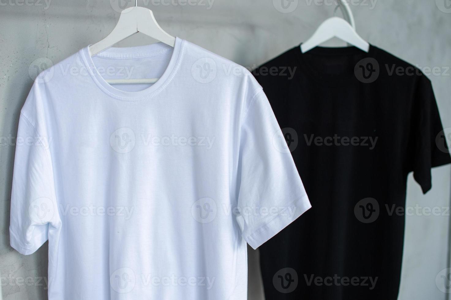 noir et blanc T-shirt pendaison sur une cintre, disposition photo