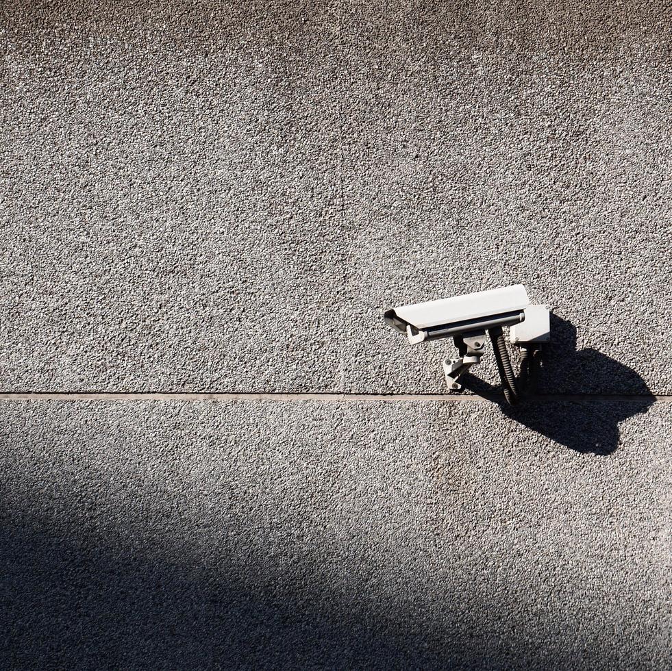 caméra de sécurité sur le mur du bâtiment photo